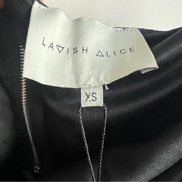 Lavish Alice Bandeau Maxi Cape
Crop Top in Black
Size XS, New with Tags - Picture 6 of 6